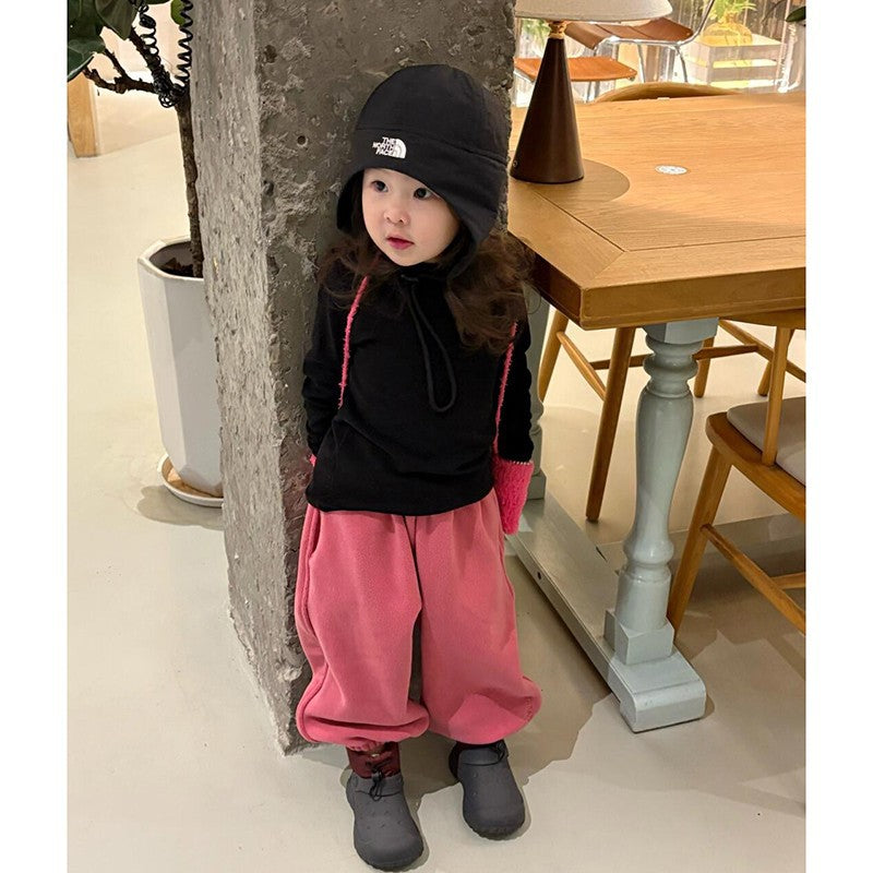 平置きにしたローズレッドフリーススウェットパンツの全体がわかる画像
