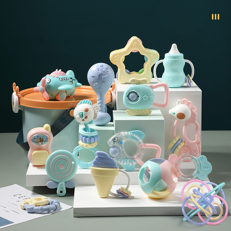パステルグリーンとピンク中心のやさしい色合いの玩具一式

