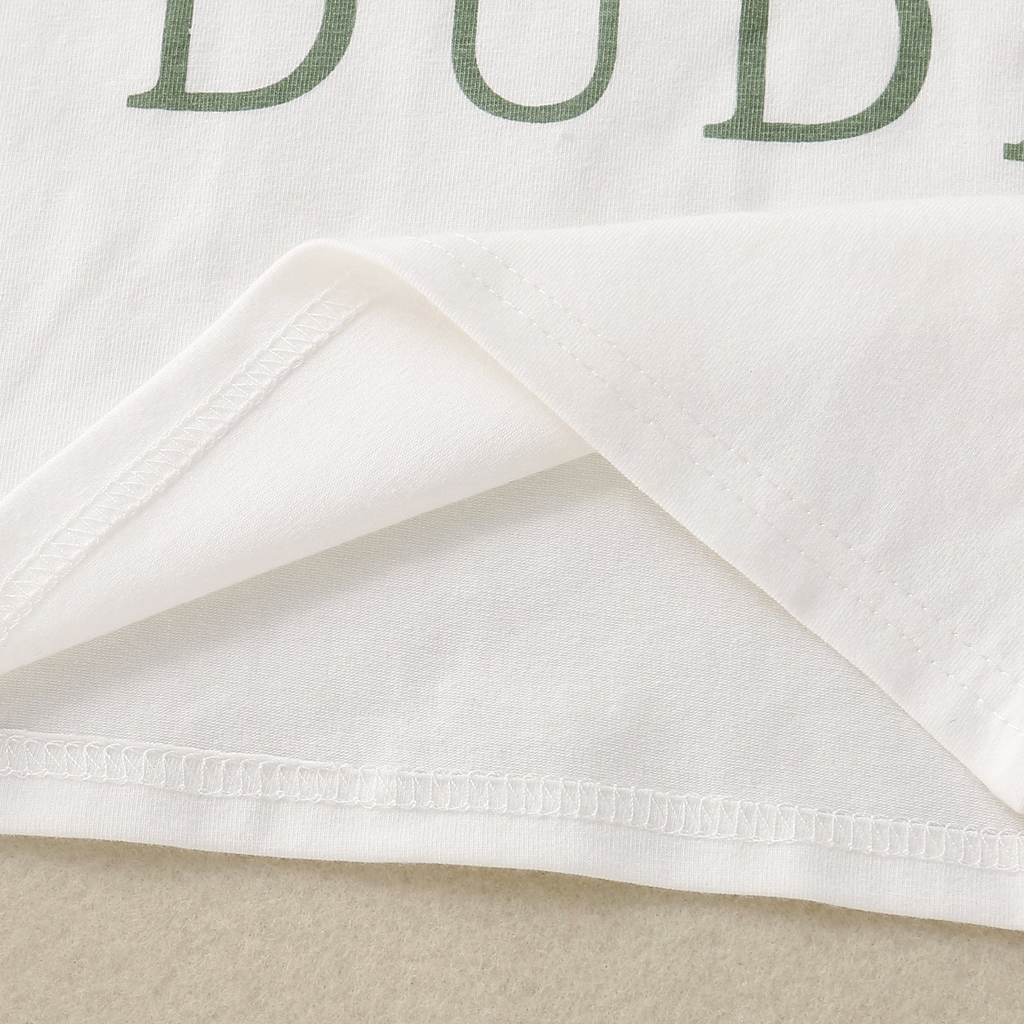 英字プリントが見えるTシャツ前面の生地ディテール
