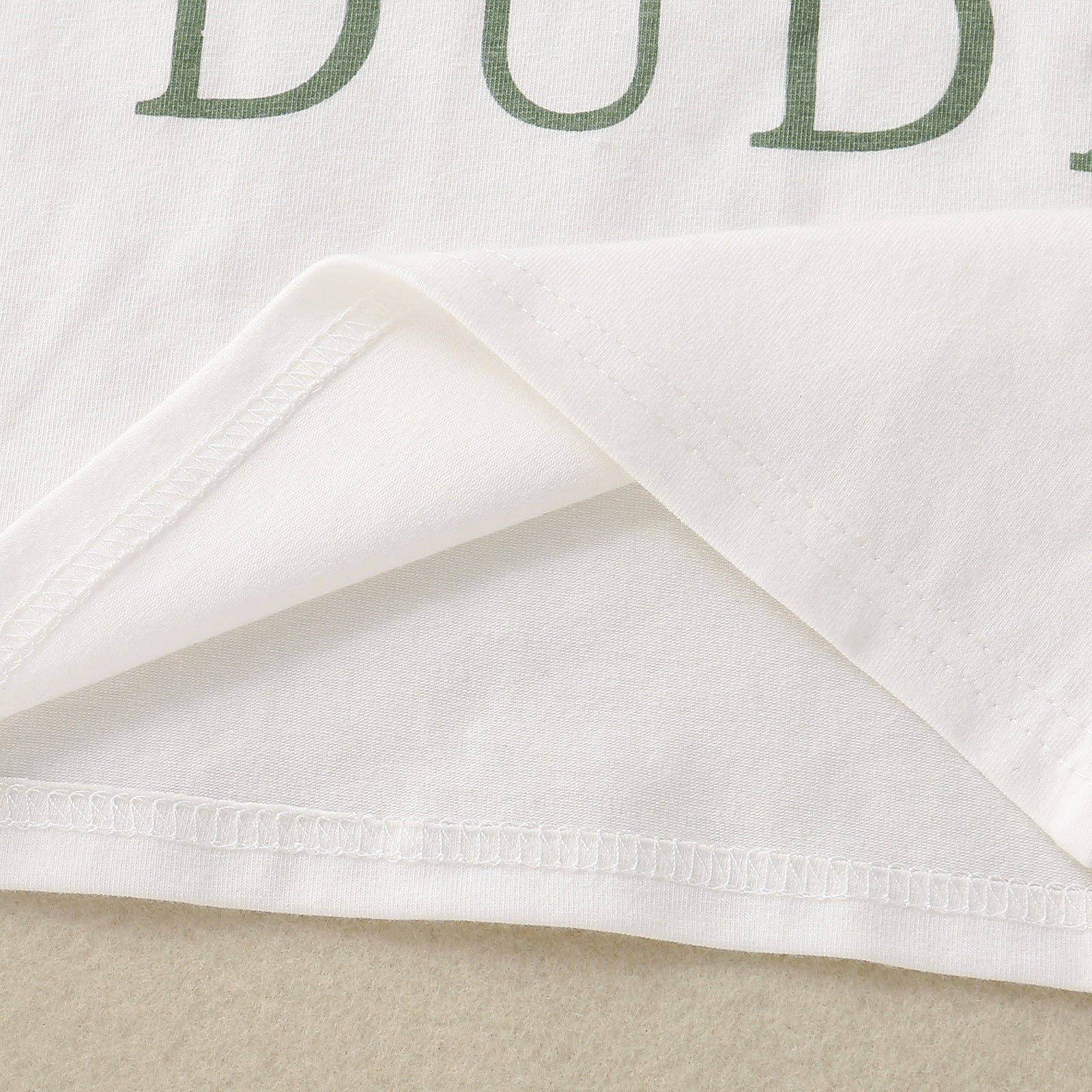 英字プリントが見えるTシャツ前面の生地ディテール
