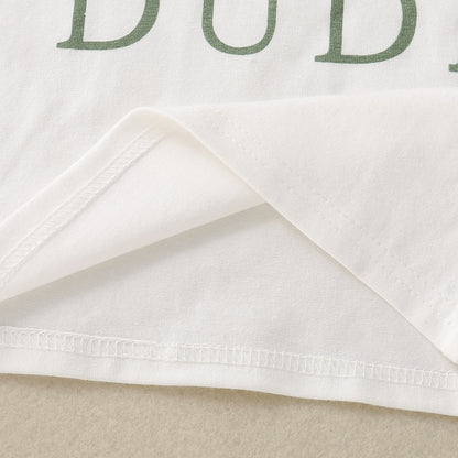 英字プリントが見えるTシャツ前面の生地ディテール
