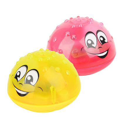 子どもがお風呂の中で噴水に手を伸ばして触っているシーン
