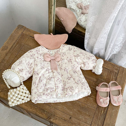 リボン付き可愛いデザインの冬用コート
