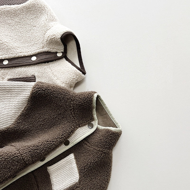 ジップアップ式の暖かいキッズジャケット
