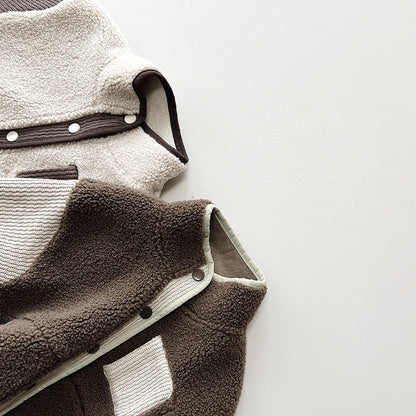 ジップアップ式の暖かいキッズジャケット
