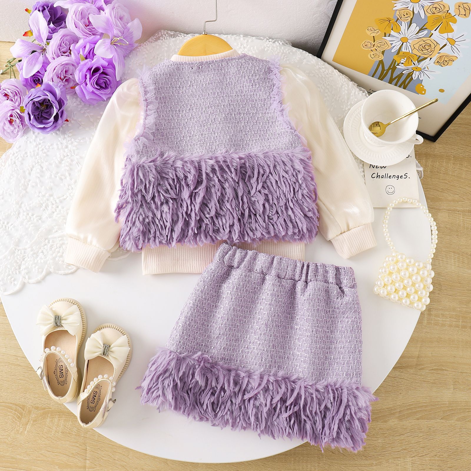 胸元とポケットに飾りが付いたニットトップス正面アップ
