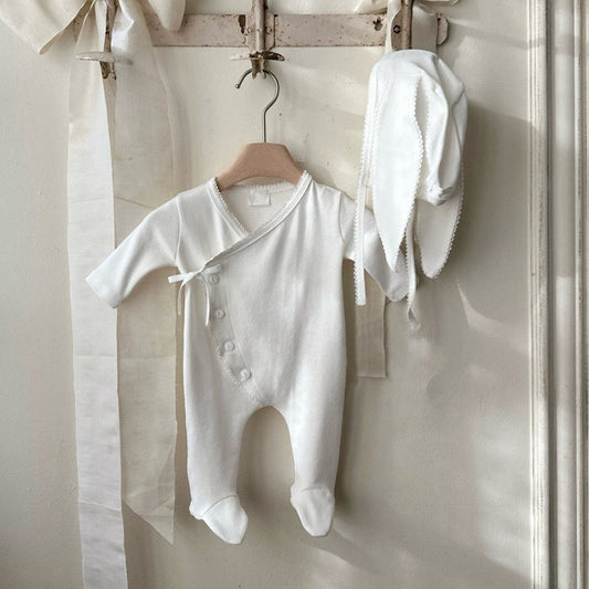 ナチュラルベージュの新生児モンク風ロンパースを吊るした全体写真
