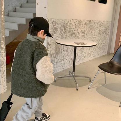 グリーン系配色とボア風素材が特徴の子どもコート
