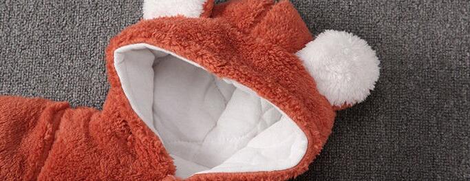 袖口と足先までのシルエットが見えるベビー足付きジャンプスーツ
