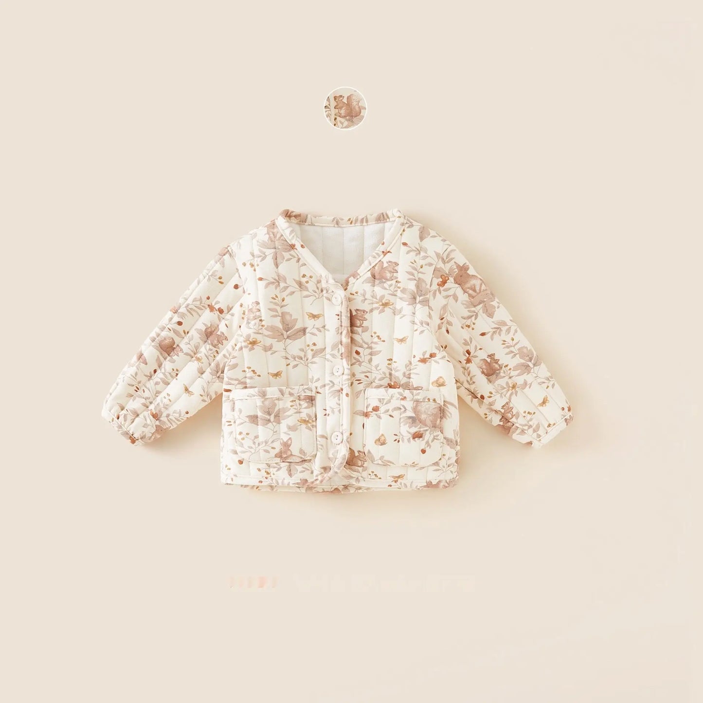 コットン裏地と中綿入りのふんわりした厚みが分かる子どもコートの内側ディテール画像
