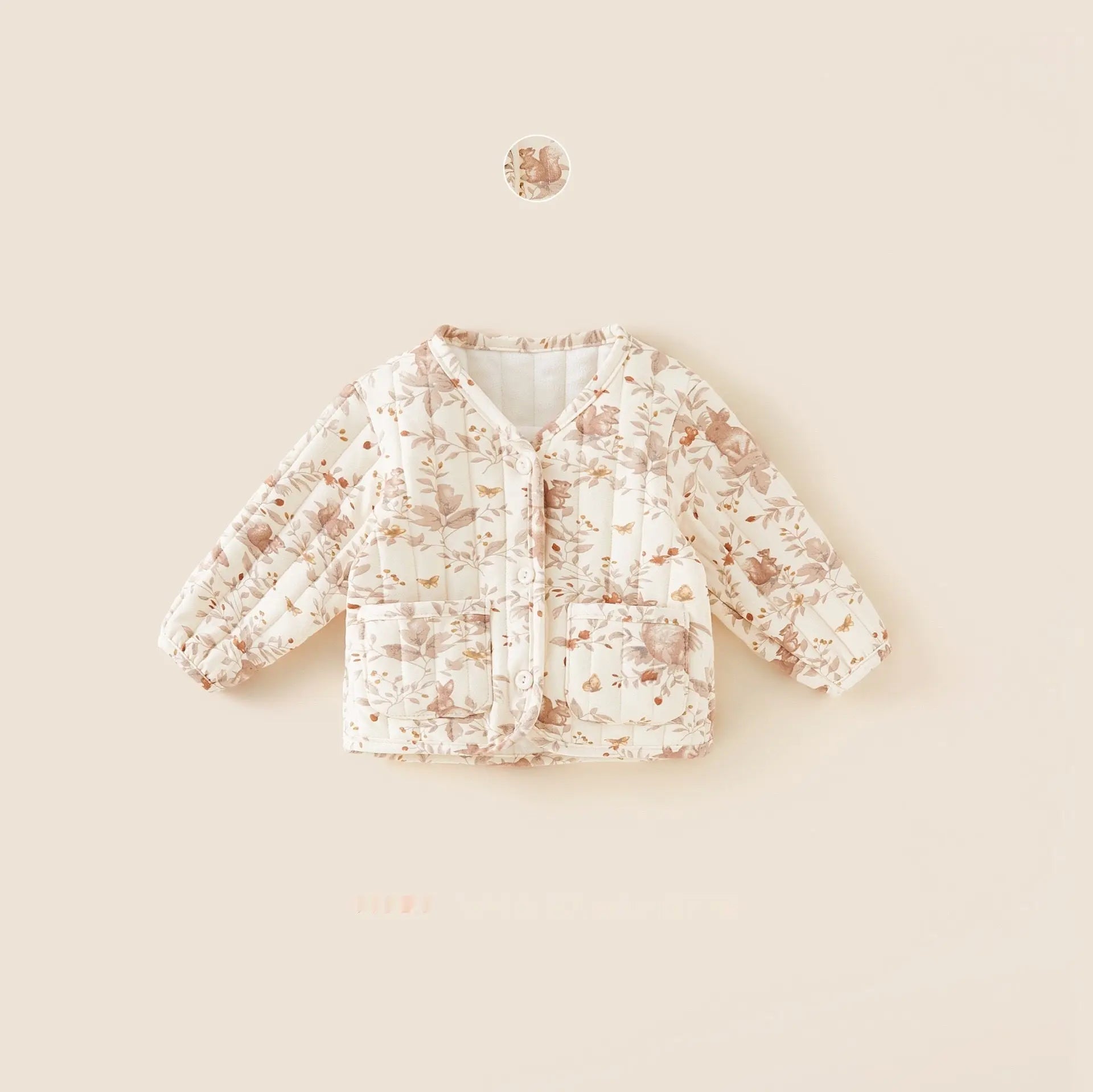 コットン裏地と中綿入りのふんわりした厚みが分かる子どもコートの内側ディテール画像
