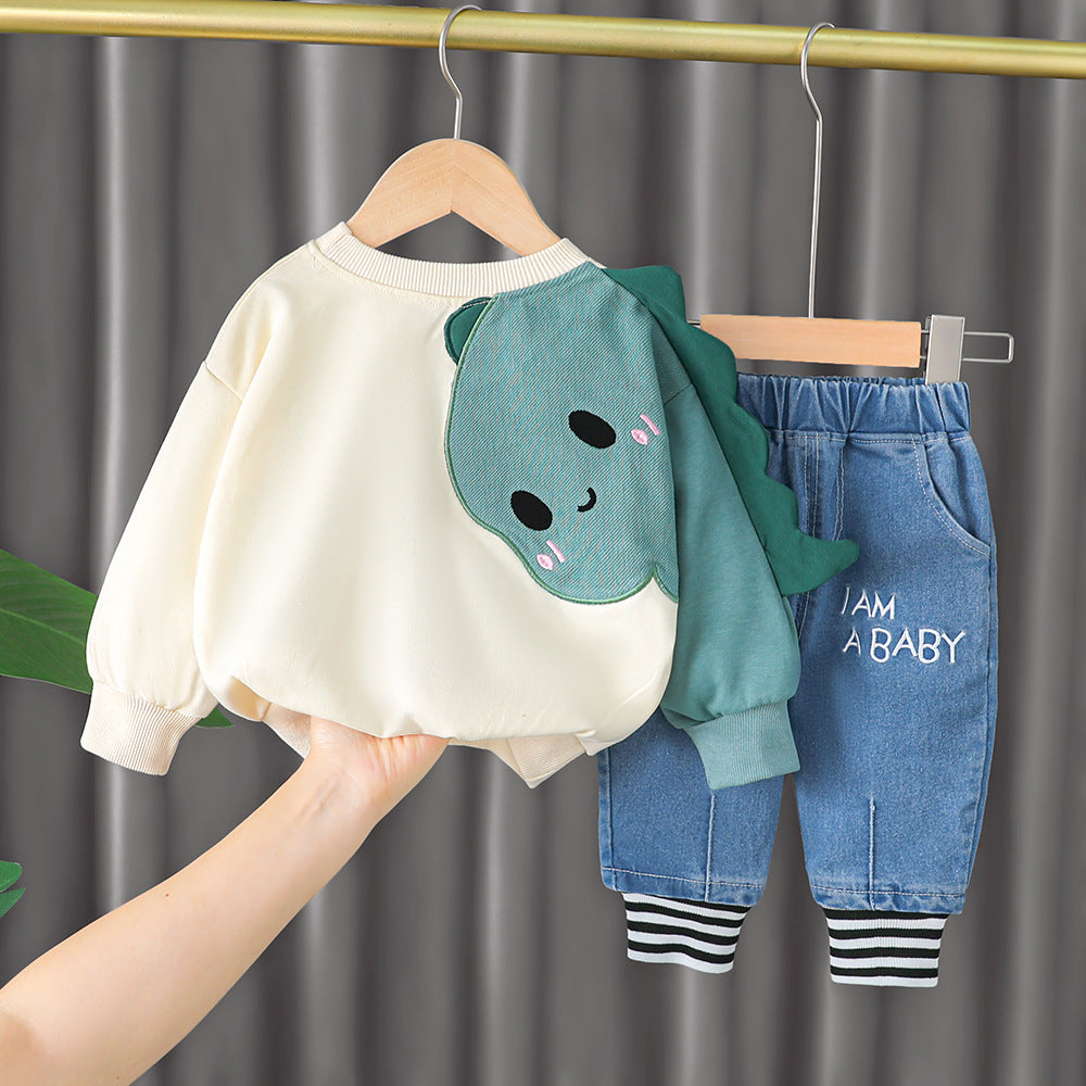 グリーンスリーブのトレーナーとデニム風パンツ上下セットをハンガーに掛けて後ろ姿を見せた画像
