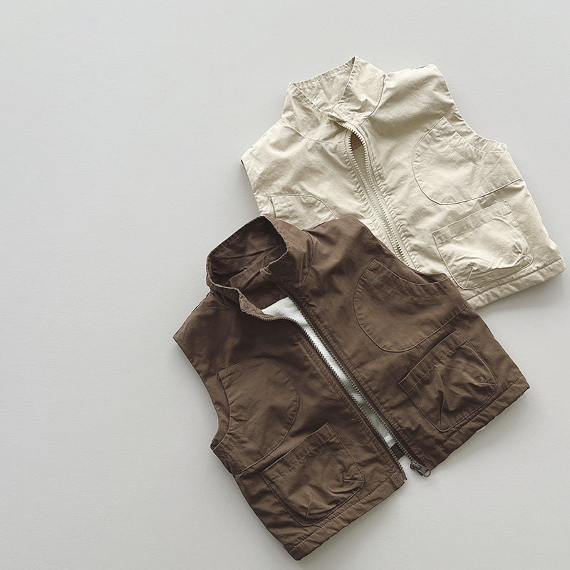 首元までしっかり閉められるジップアップ子どもベスト
