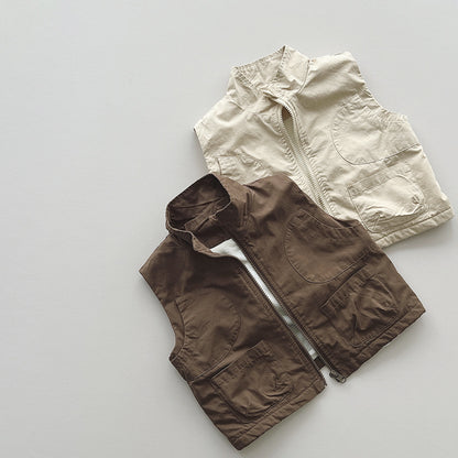 首元までしっかり閉められるジップアップ子どもベスト
