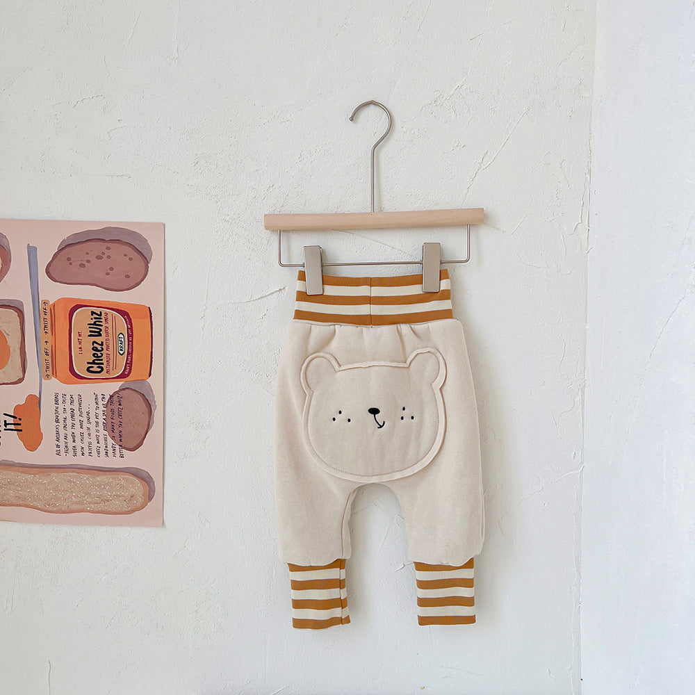 丸みのあるシルエットが分かるくまフェイスベビーパンツを平置きにした写真
