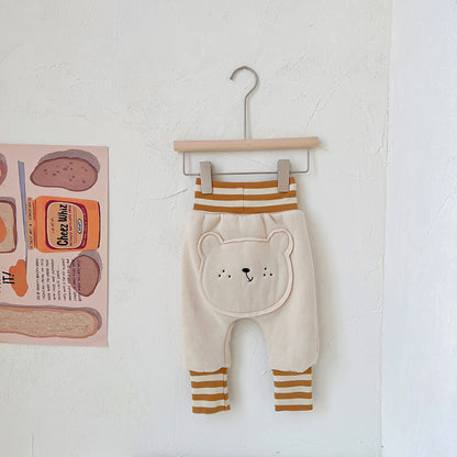 丸みのあるシルエットが分かるくまフェイスベビーパンツを平置きにした写真
