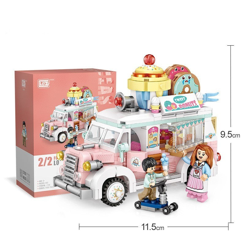アイスクリームテーマのフードトラック型ミニブロックセット。巨大アイスカップ屋根、ピンクとホワイトの車体、ディスプレイショーケース、調理カウンター、スイーツパーツ、店員と子供フィギュア付き。幅11.5cm×高さ9.5cmのコンパクト設計で、創造力・空間認識力・手先の器用さを育てる知育ビルディングトイ。
