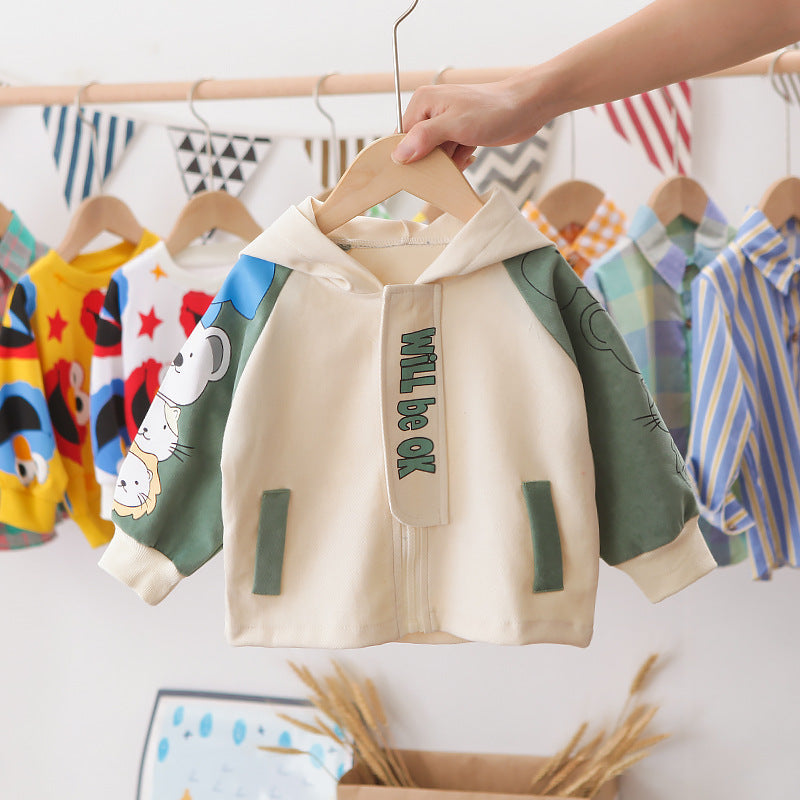 グリーンのコーデュロイ薄手コートを着た子どもが室内で遊んでいる様子
