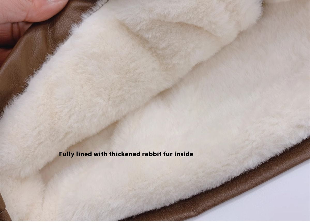 裏地のフリース素材を映したディテール写真
