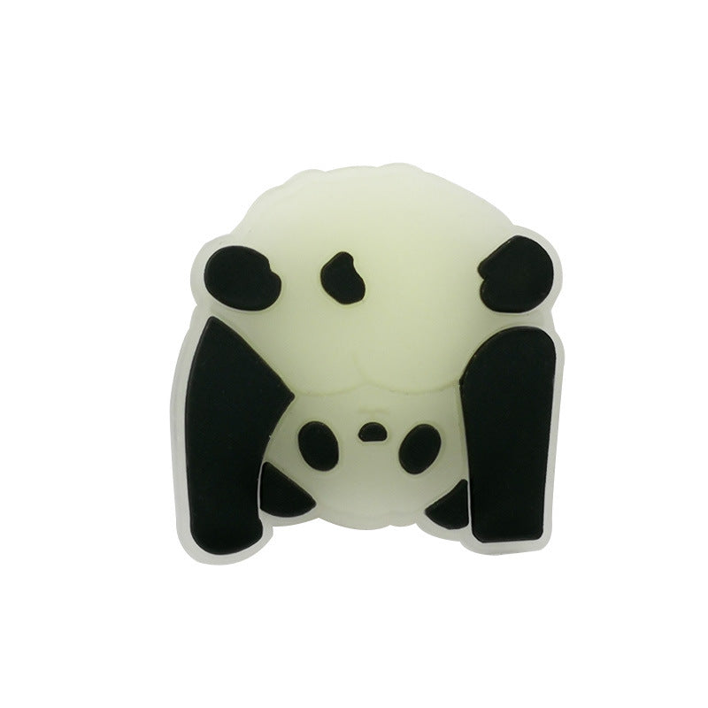 足の間から振り向いてこちらを見ているパンダモチーフシューズチャームを白背景で撮影した商品画像
