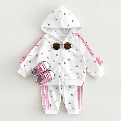 やさしいぬくもりでおでかけが楽しくなる 女の子フード付きジップアップジャケット＆ロングパンツセット 小花柄×レースライン コットン素材 6ヶ月〜3歳