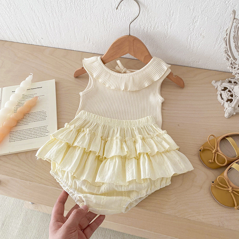 フリル襟デザインのクローズアップ
