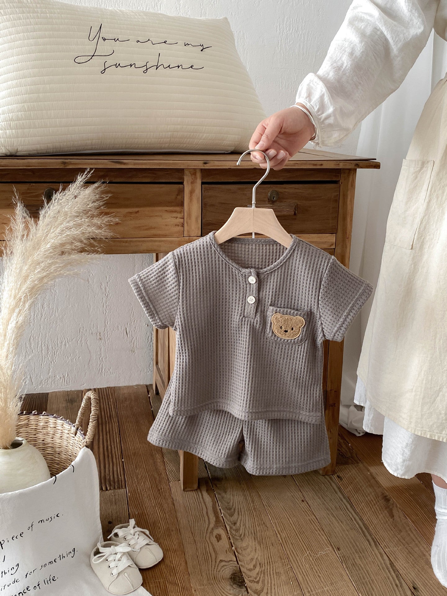 さらっと涼しく毎日コーデが整う 子ども半袖上下セット くまワッペン付きワッフル調 コットン素材 73~110cm