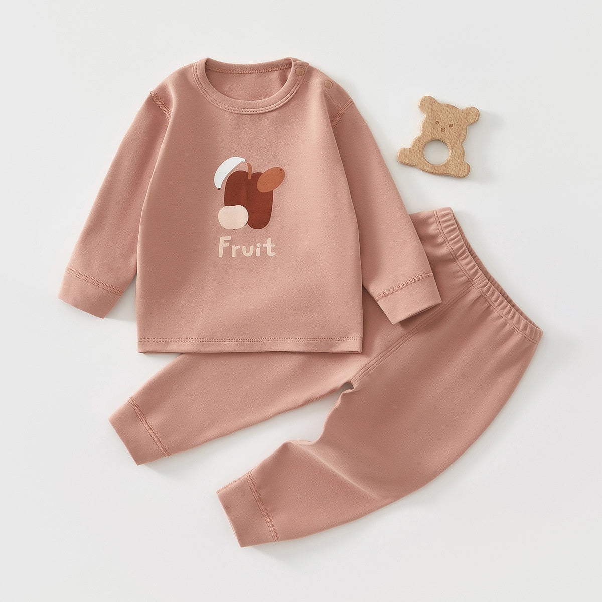 モカピンク系カラーの長袖トップスとロングパンツで揃えたベビールームウェアセット 胸元にワンポイントプリント入り
