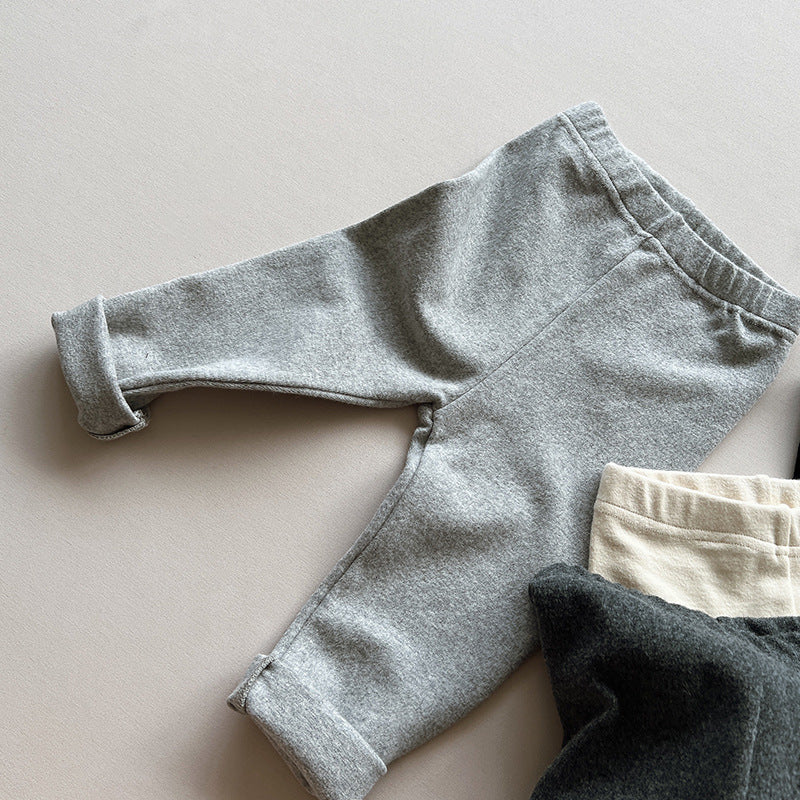 ライトグレーとダークグレーの2色を重ねて置いたキッズボトムス画像
