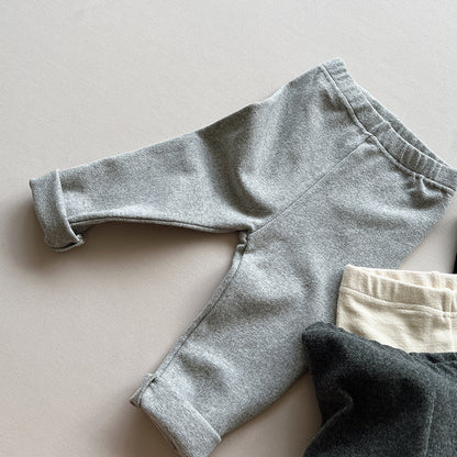 ライトグレーとダークグレーの2色を重ねて置いたキッズボトムス画像
