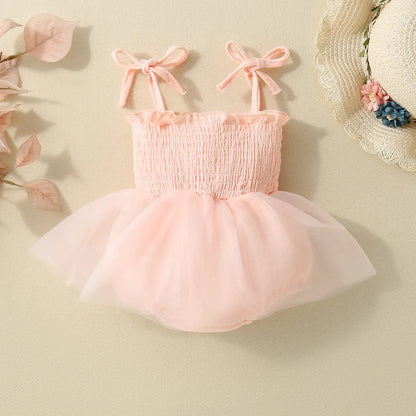 ピンクのチュール風スカートが広がるキャミソールワンピース全体
