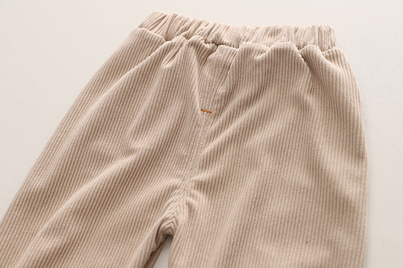 ウエストゴム入りで着脱しやすいリブウエストデザインのキッズロングパンツ前面アップ
