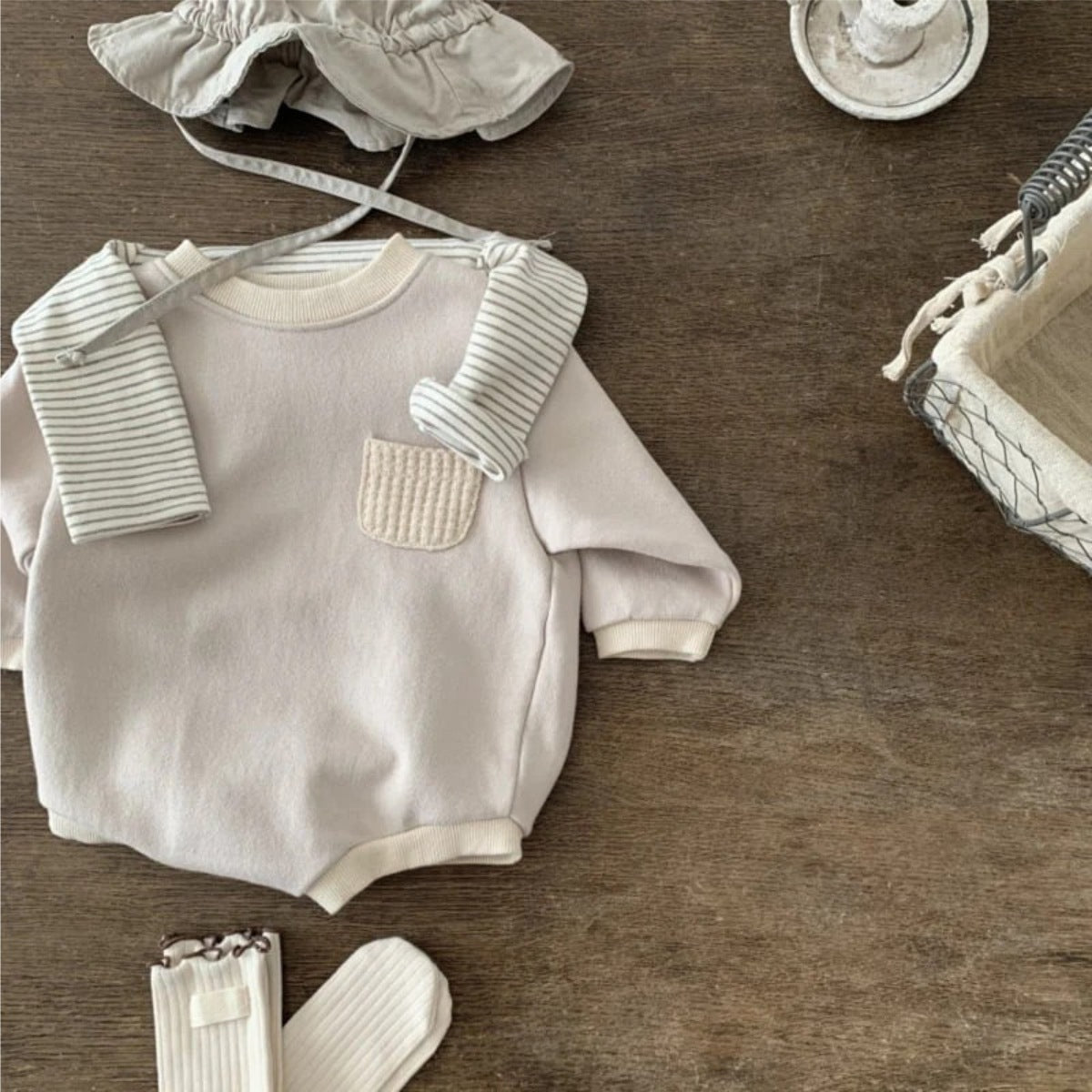 胸ポケット付きヨーロッパ風デザインのベビーロンパース上半身アップ
