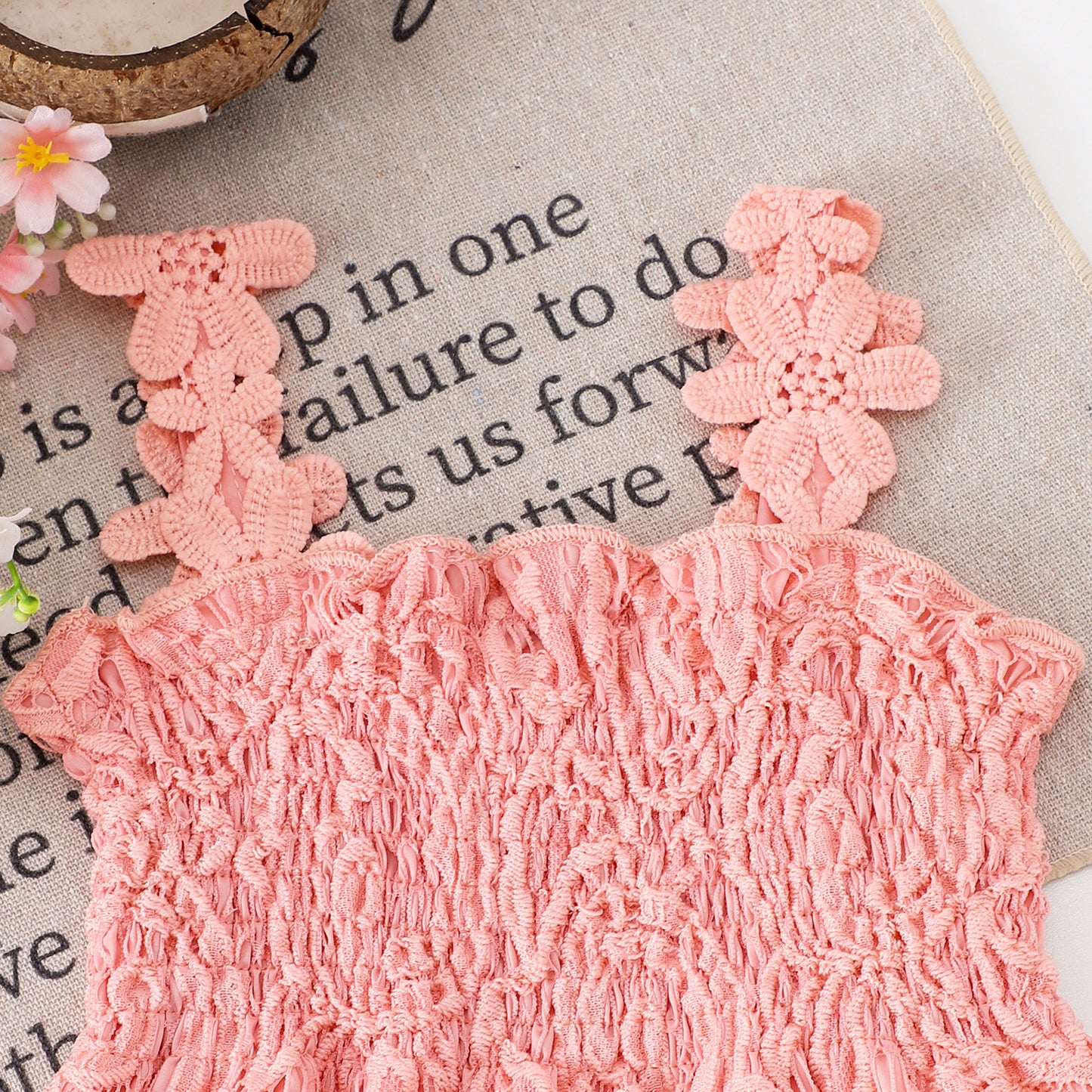 ピンクのキャミソール スモッキングとレースストラップのディテール
