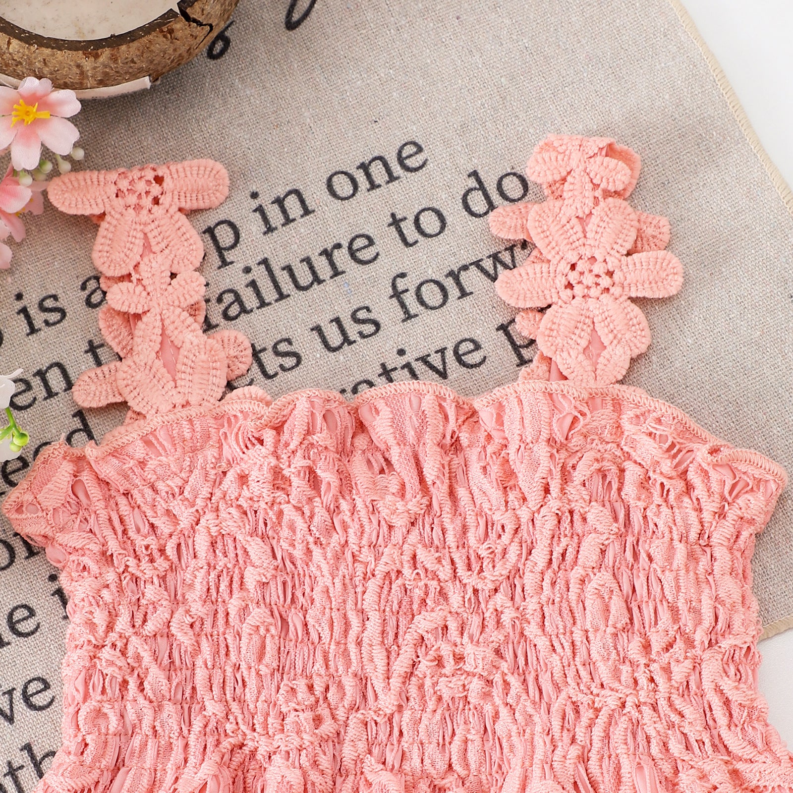 ピンクのキャミソール スモッキングとレースストラップのディテール
