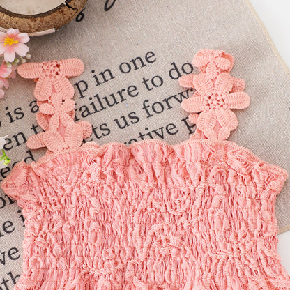 ピンクのキャミソール スモッキングとレースストラップのディテール
