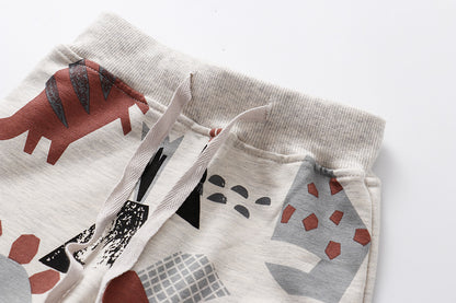 ウエストにひもが付いたコットン素材の恐竜柄ジョガーパンツのアップ写真
