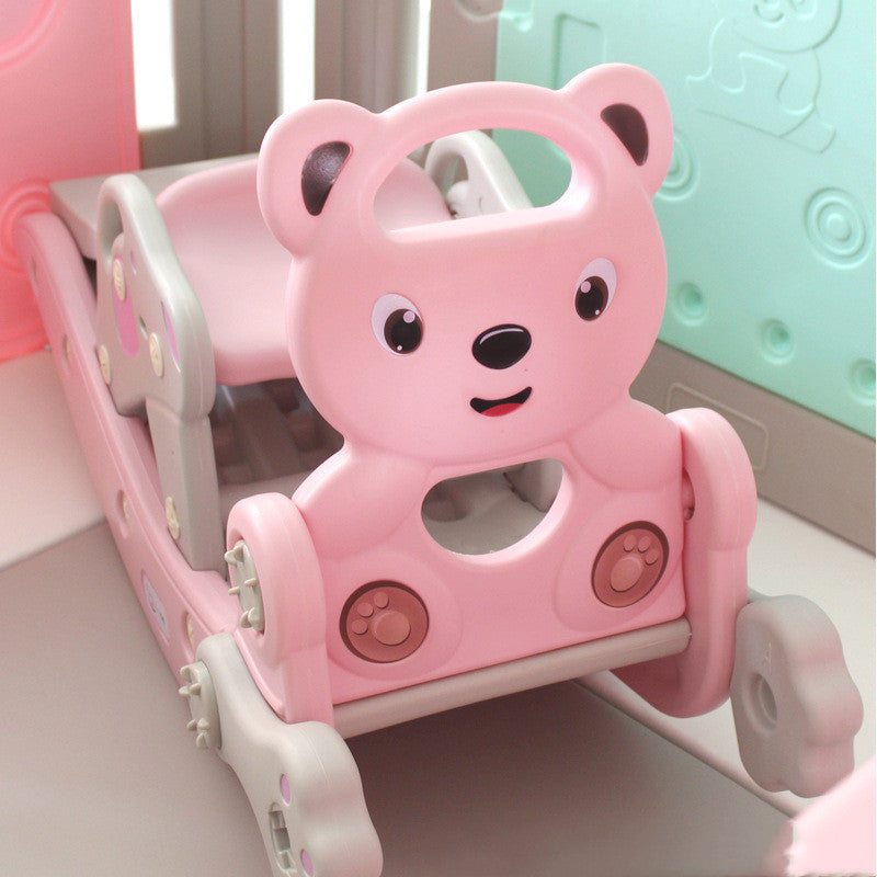 くまさんデザインの多機能ロッキングホースに座る子どもの画像（子ども用ロッキングホース）
