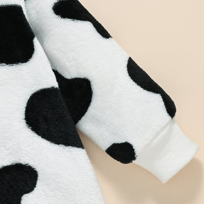 ふわふわ生地にブラックの牛柄模様が入った袖部分のディテールアップ
