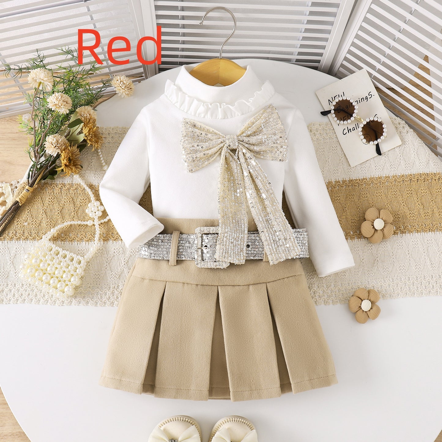 トップスとスカートを重ねて畳んだ収納イメージの子ども服写真
