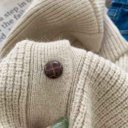 袖口と裾リブの仕立てが見える子ども無地カーディガンのクローズアップ
