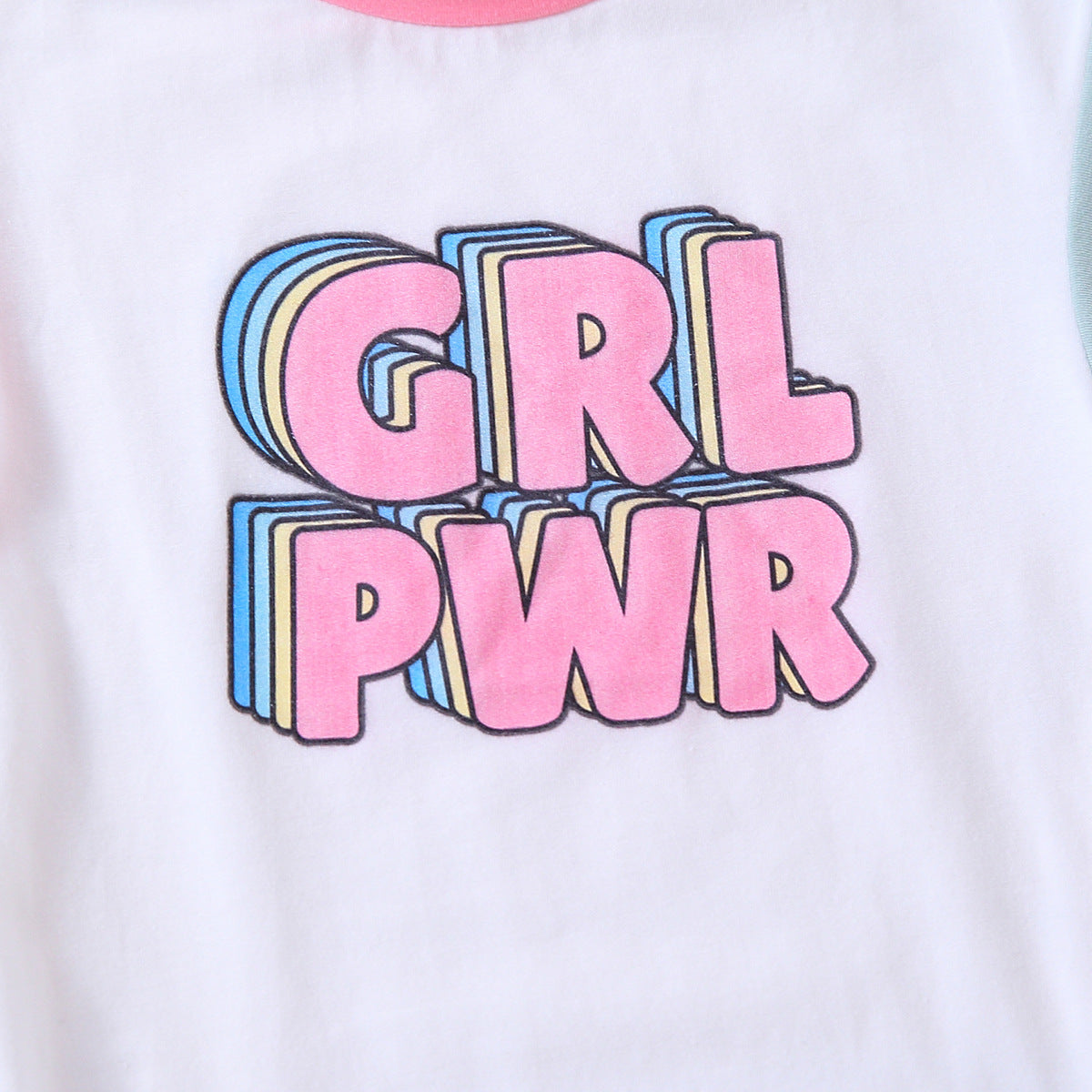 「GRL PWR」ロゴプリントの発色が分かる前面アップ
