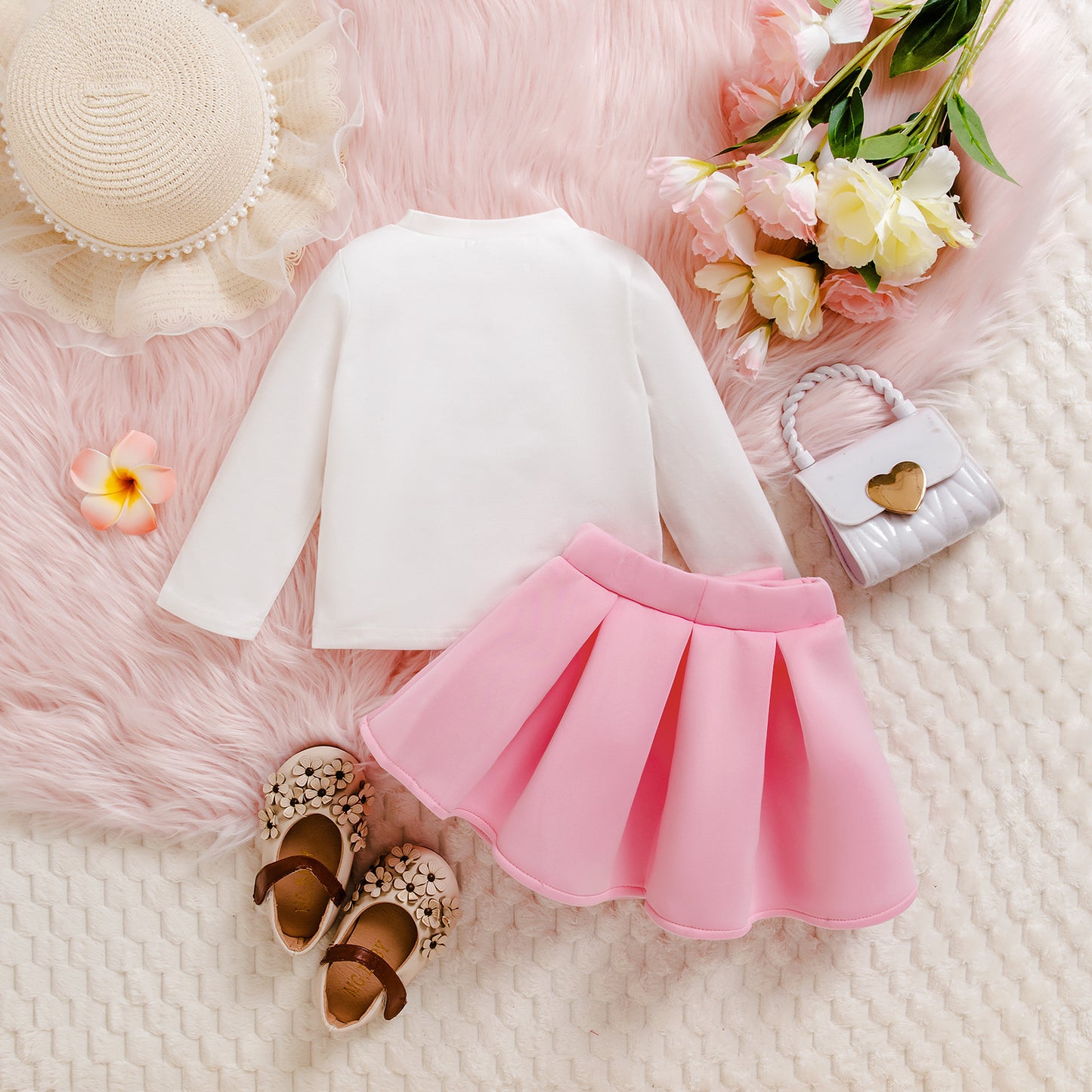 長袖トップスの花飾りデザインのクローズアップ
