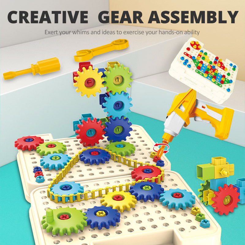 CREATIVE GEAR ASSEMBLYの文字の下で、黄色い電動ドリルが歯車とチェーンを取り付けているボードと、工具や小さなブロック作品が周りに置かれたシーン
