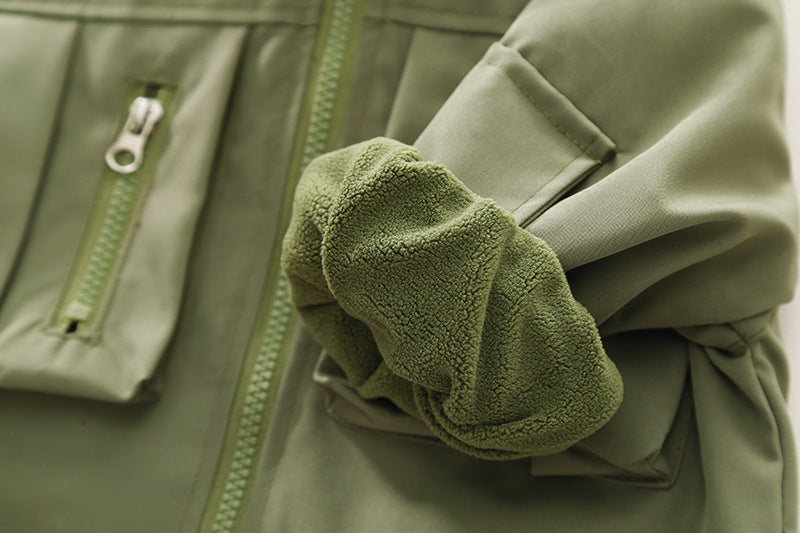 シンプル背景の上に畳んで置かれたコットンクロス無地ジャケットの商品画像
