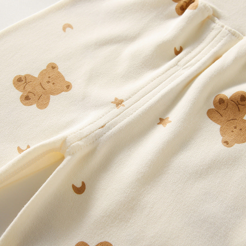 トップスとパンツを少し重ねて置いたベビー用ルームウェアの写真
