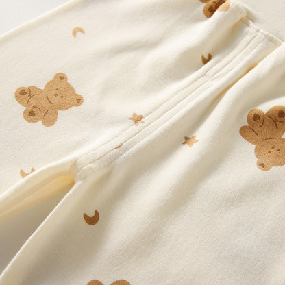 トップスとパンツを少し重ねて置いたベビー用ルームウェアの写真
