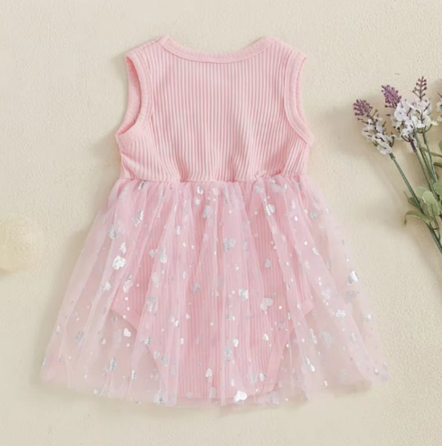 ピンクの女の子ノースリーブロンパースワンピ ハート刺繍とメッシュスカート 全体
