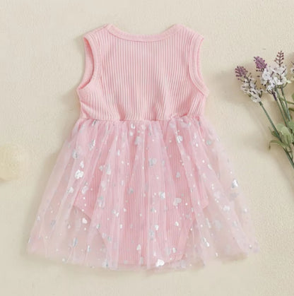ピンクの女の子ノースリーブロンパースワンピ ハート刺繍とメッシュスカート 全体
