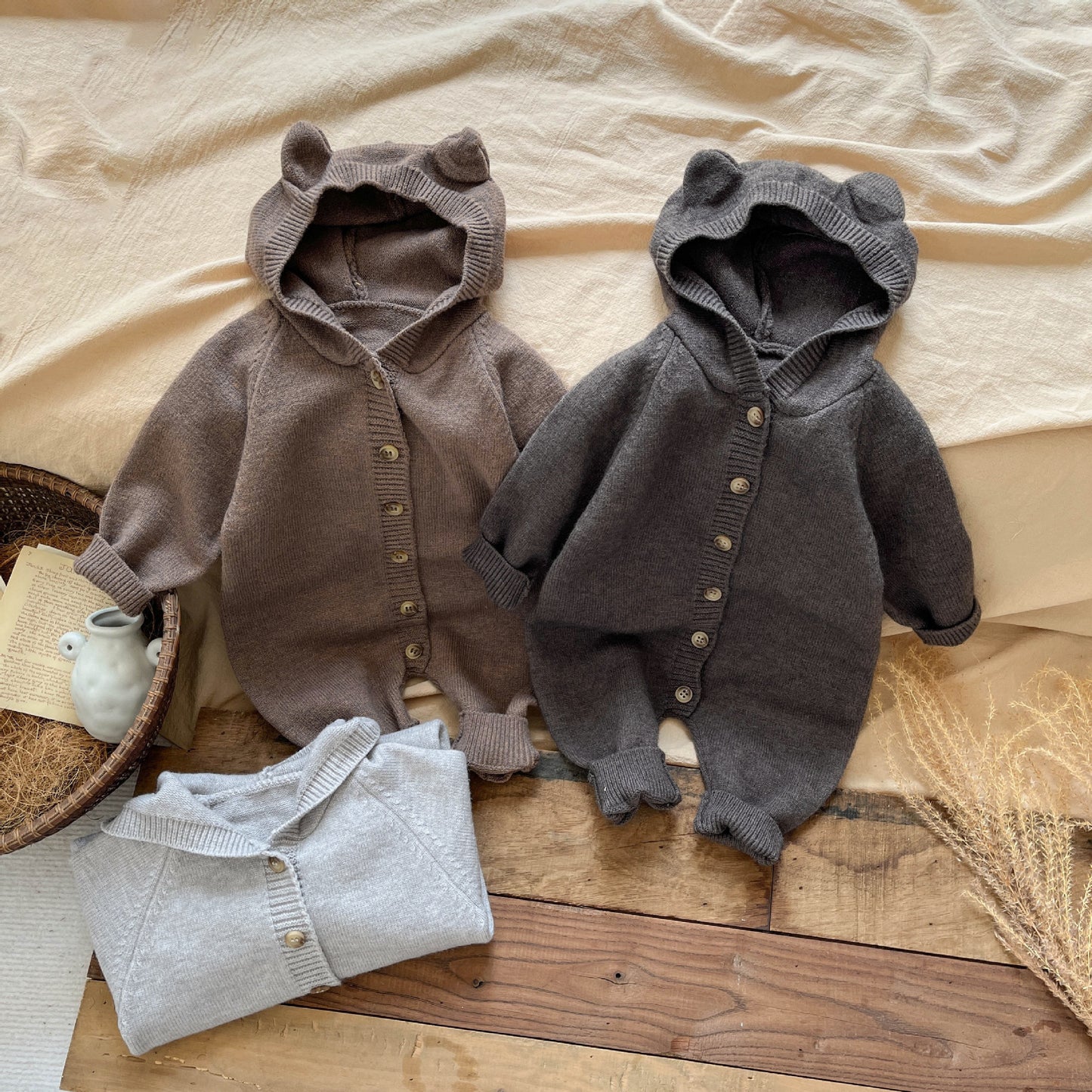 ダークグレーニットカバーオールのシングルブレスト部分アップ
